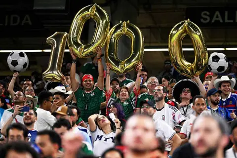 المباراة رقم 1000.. بعيون جماهير تونس واليابان (صور)